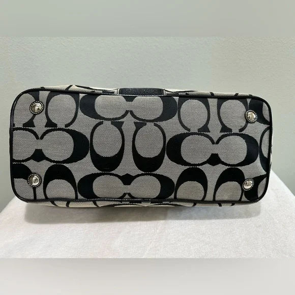 Like New Coach Signature Caryall F19190 with Kisslock and matching wristlet - Picture 8 of 15